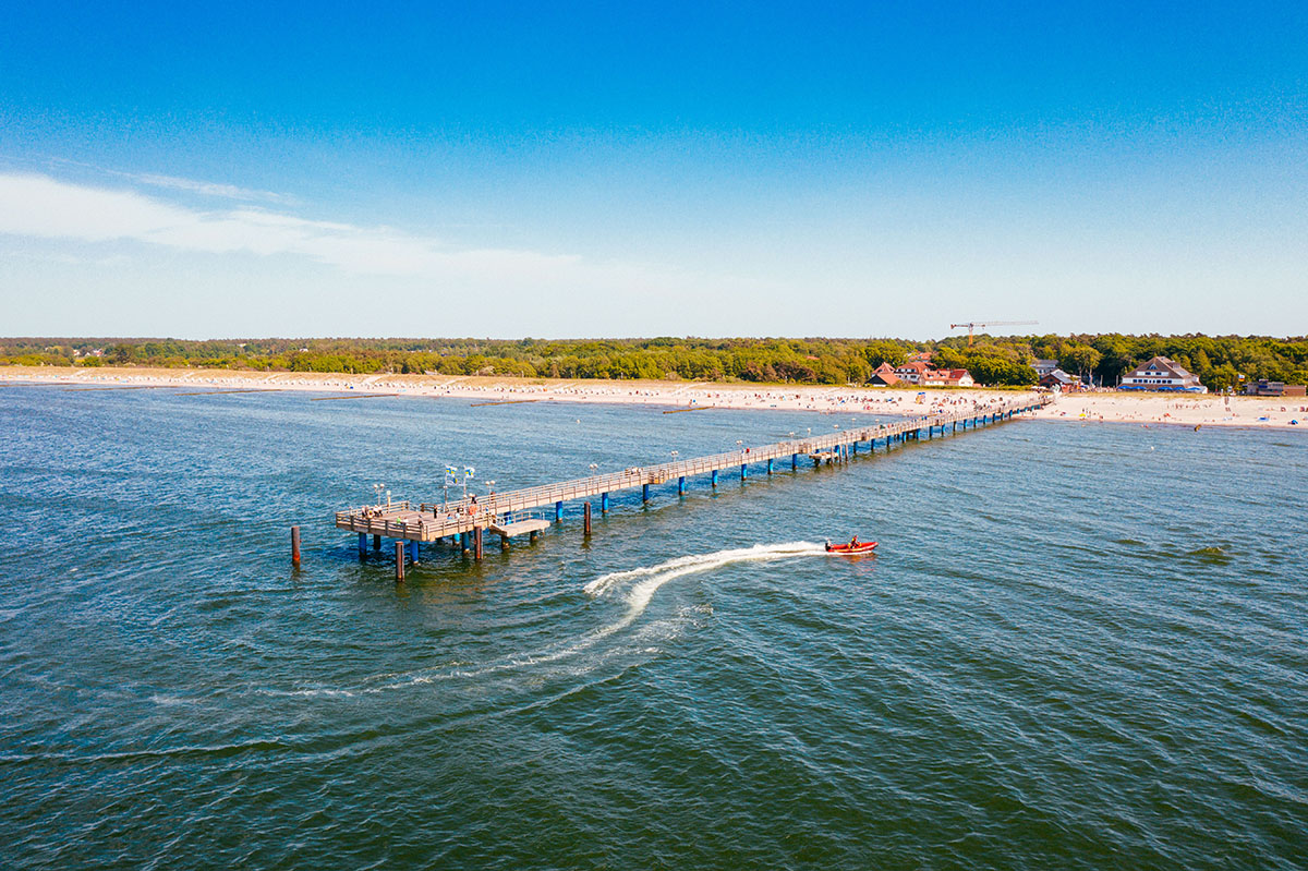 Beach and pier of the Baltic Sea spa Graal-Müritz_3